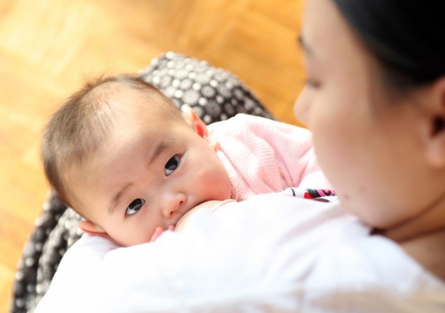 Hướng Dẫn Ăn Chay Cho Trẻ Em 6 asian baby breastfeeding1
