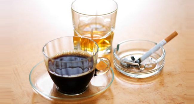 Mối Liên Hệ Giữa Cafein, Cồn Và Thuốc Lá Trong Cuộc Sống